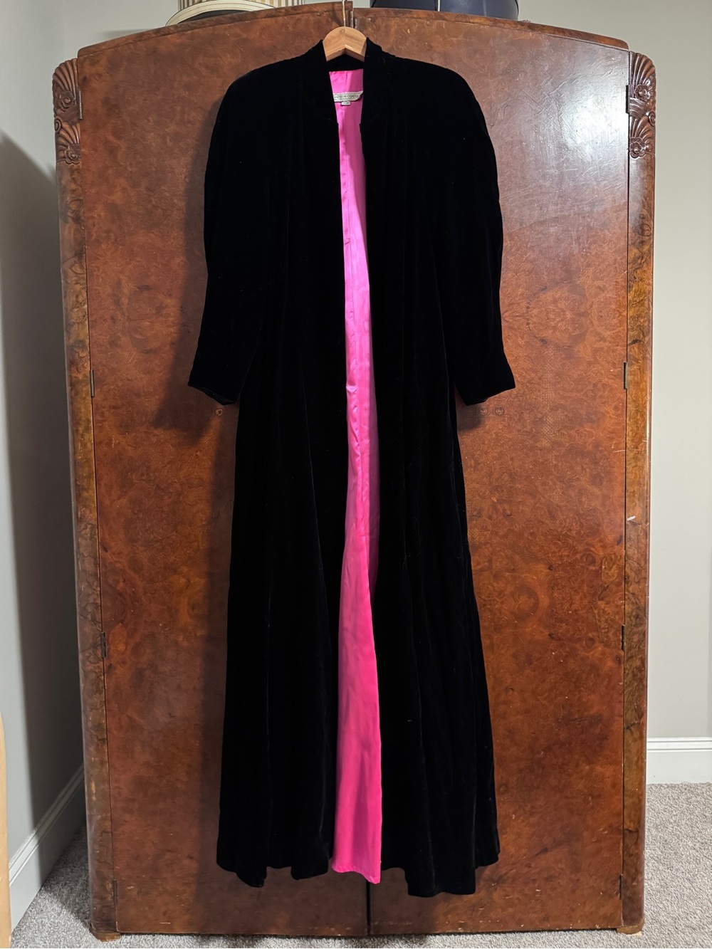Gorgeous Vintage Black Velvet Long Robe w/ Hot Pink Lining